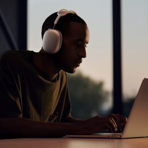 Apple AirPods Max Green - Image 4